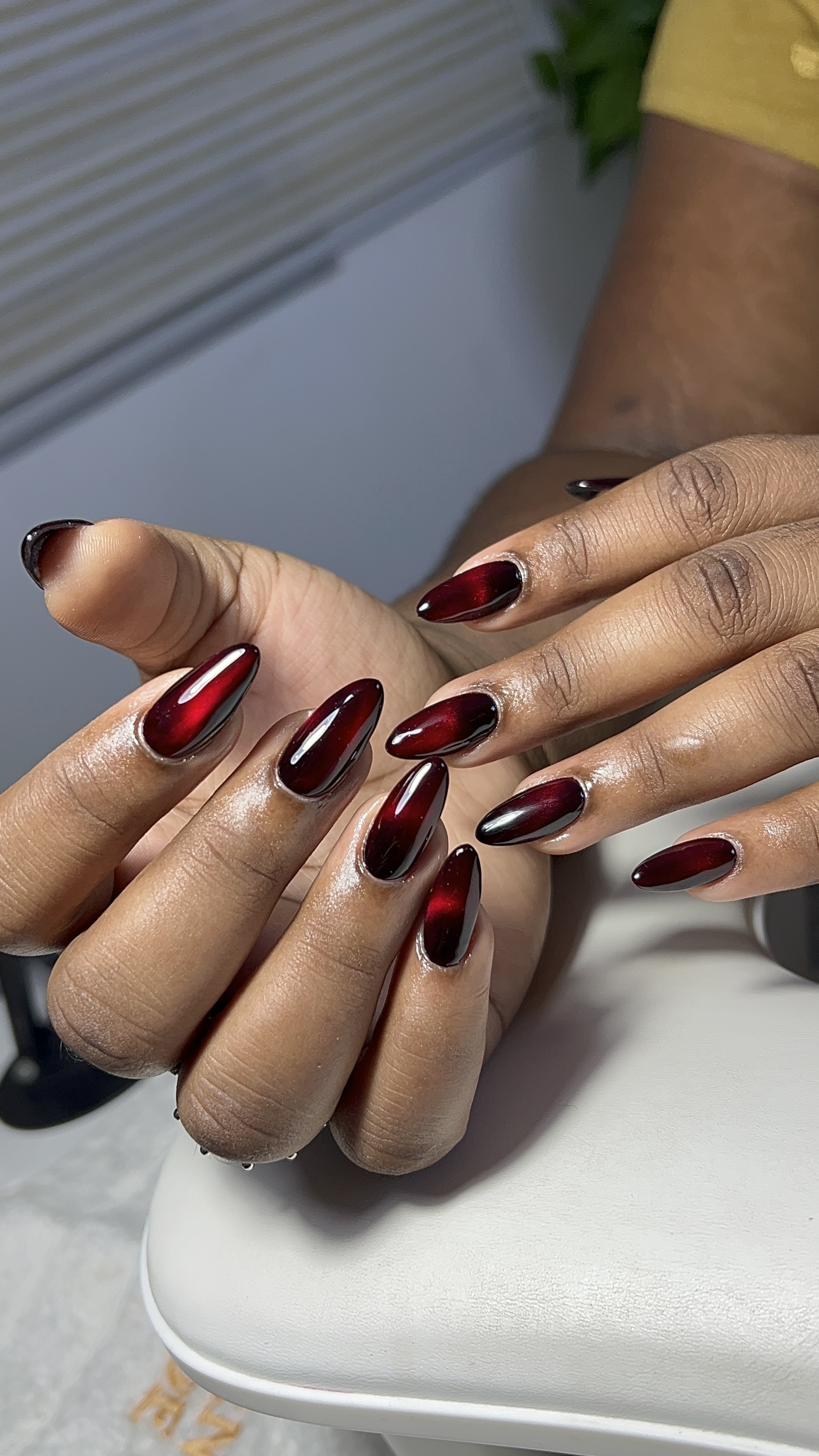 Manucure effet cat eyes magnétique scintillant