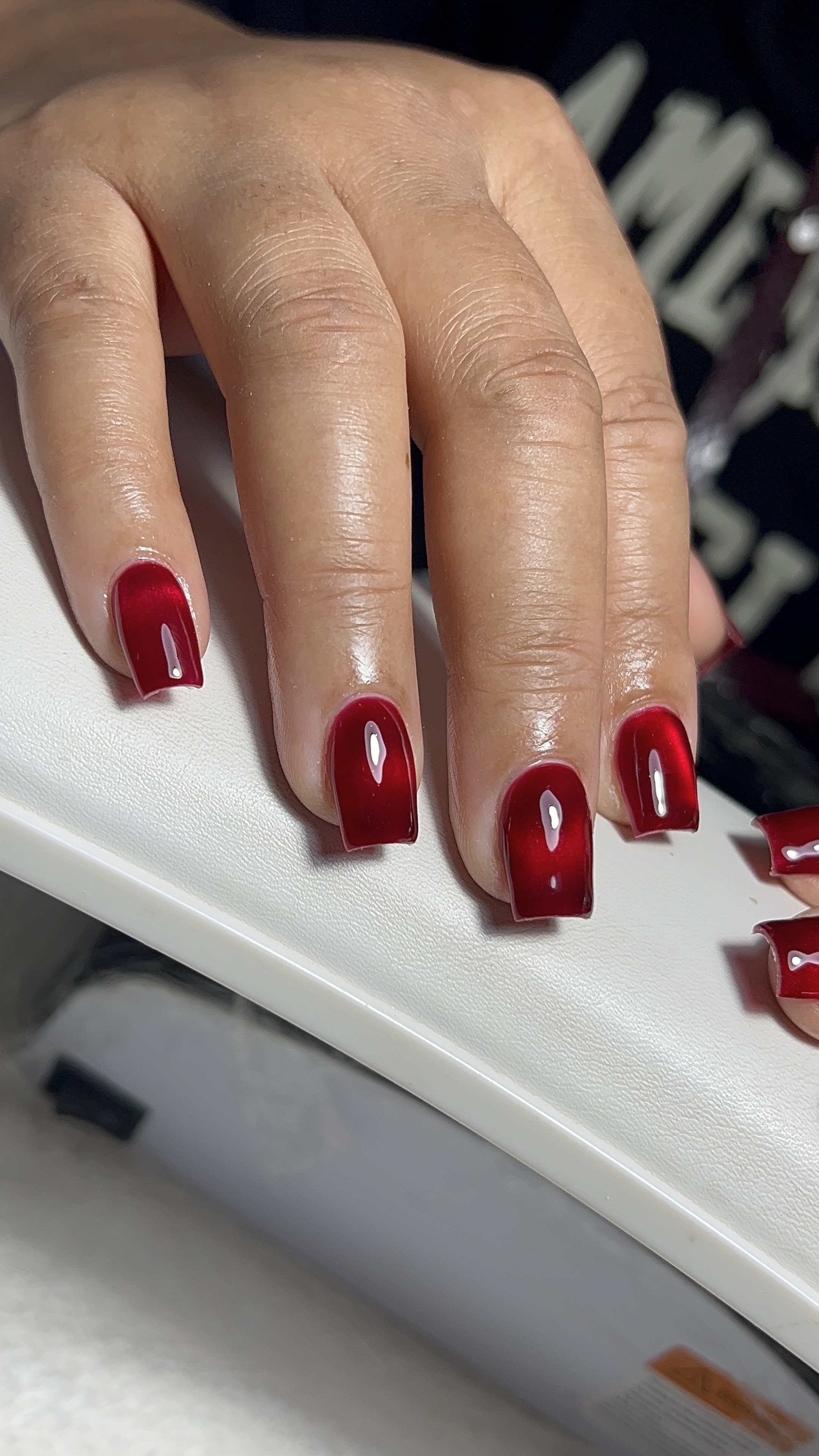 Manucure effet cat eyes magnétique scintillant