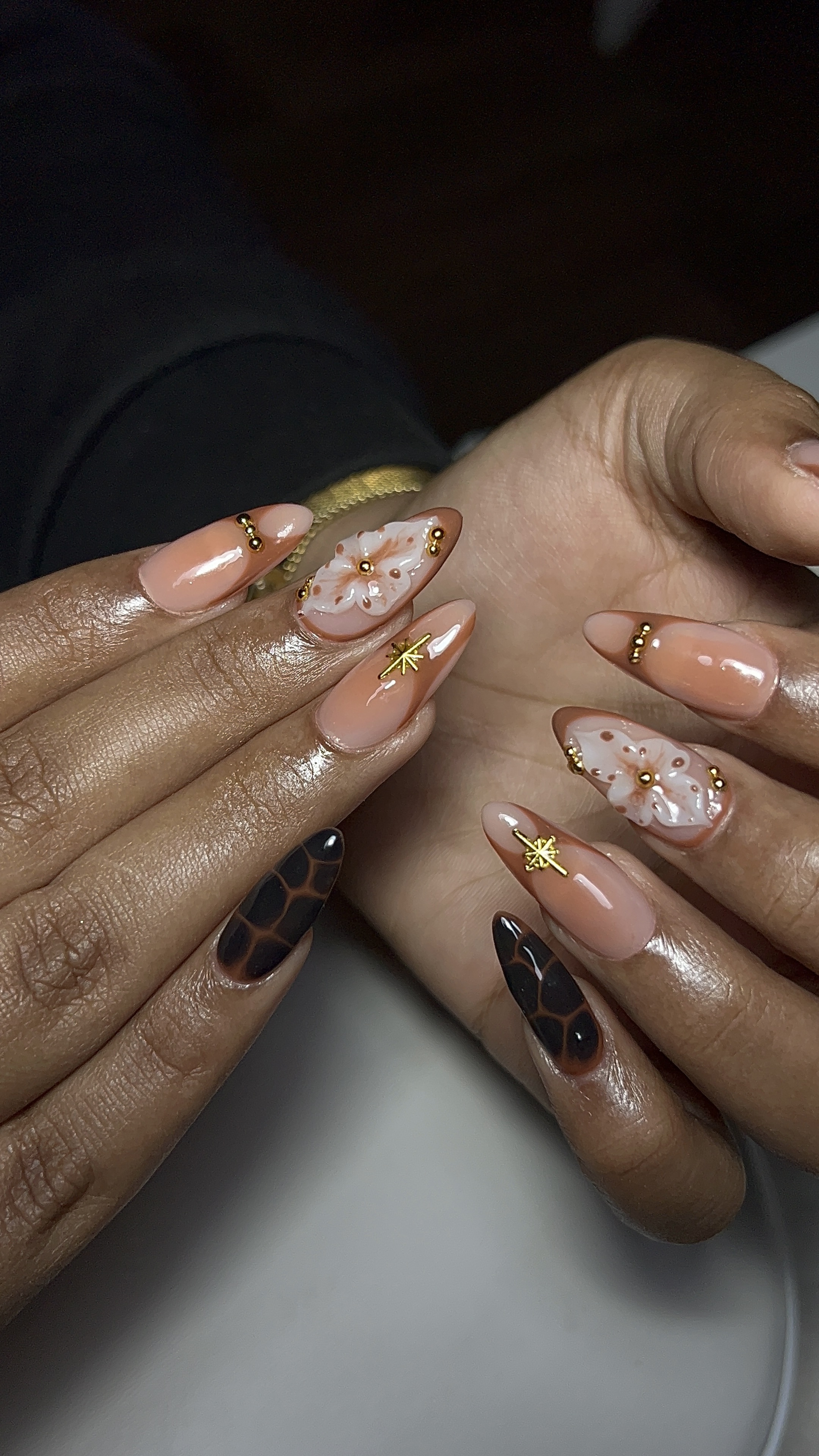 Nail art géométrique moderne